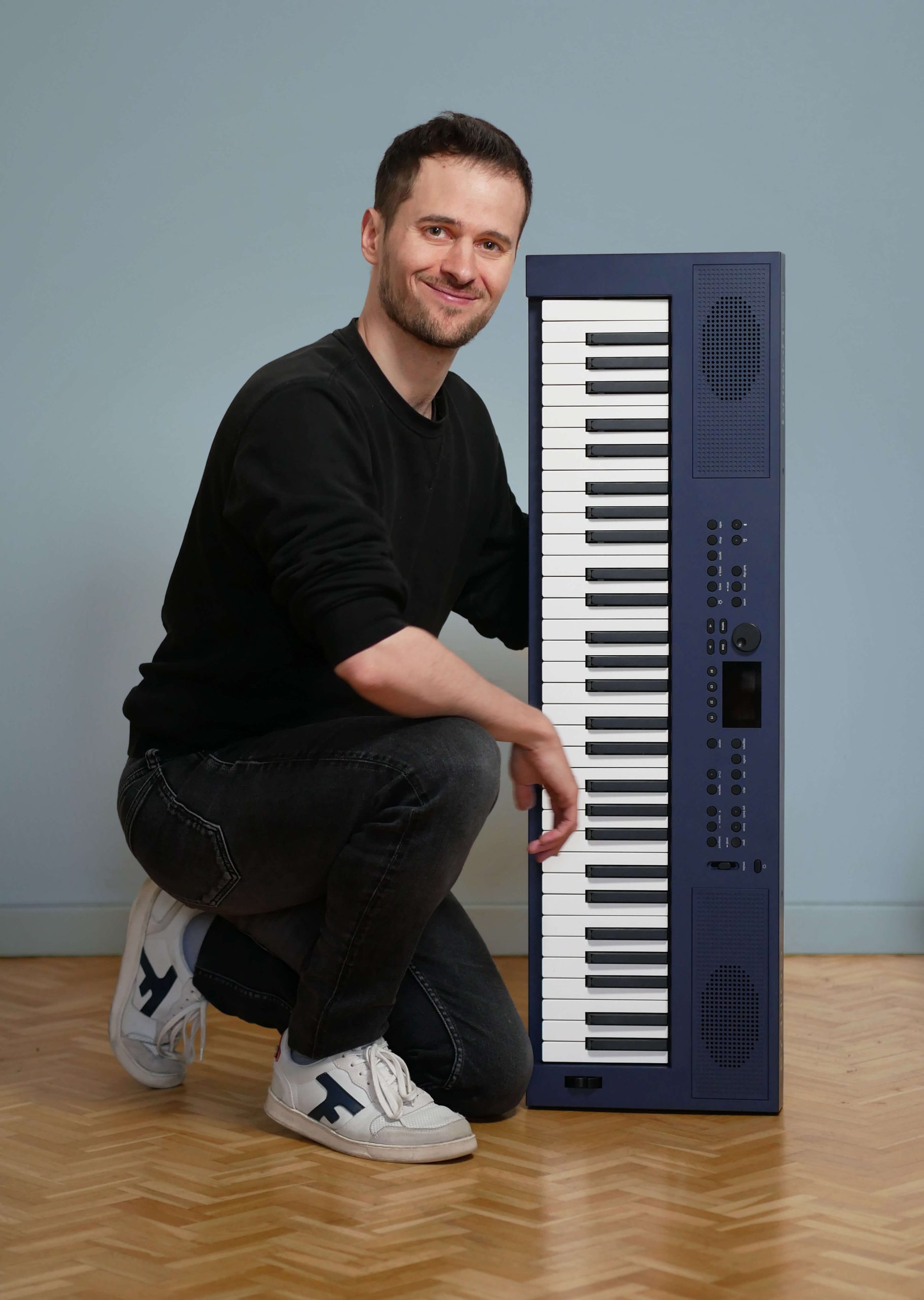 hugo qui tient un piano numérique